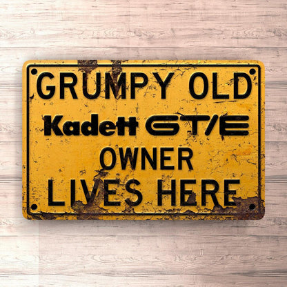 Opel Kadett Gt/E Grumpy Old Opel Kadett Gt/E Owner Lives Here Skilte, Musemåtte, Dørmåtte , Plakat-Skilte-Opel-Garage Culture Shop- garage - man cave - merchandise