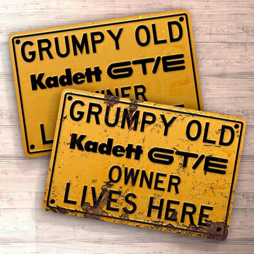 Opel Kadett Gt/E Grumpy Old Opel Kadett Gt/E Owner Lives Here Skilte, Musemåtte, Dørmåtte , Plakat-Skilte-Opel-Garage Culture Shop- garage - man cave - merchandise