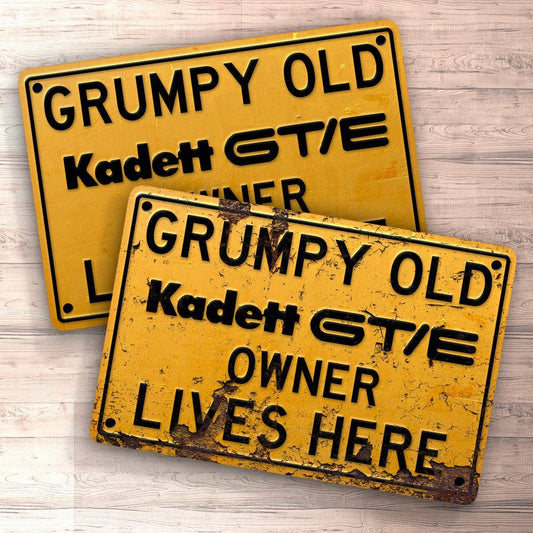 Opel Kadett Gt/E Grumpy Old Opel Kadett Gt/E Owner Lives Here Skilte, Musemåtte, Dørmåtte , Plakat-Skilte-Opel-Garage Culture Shop- garage - man cave - merchandise