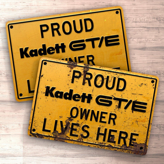 Opel Kadett Gt/E Proud Opel Kadett Gt/E Owner Lives Here Skilte, Musemåtte, Dørmåtte , Plakat-Skilte-Opel-Garage Culture Shop- garage - man cave - merchandise