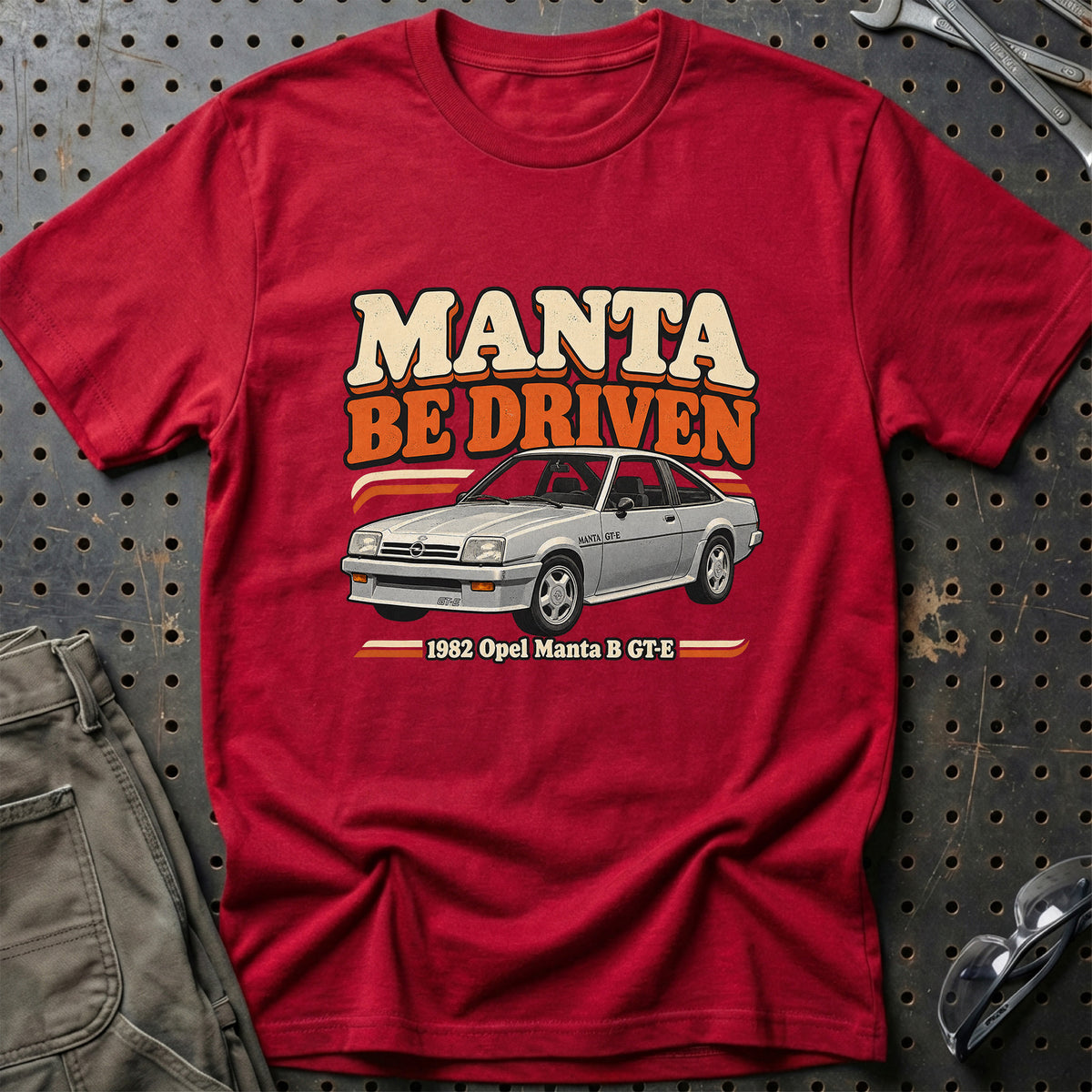 
Opel Manta B GT-E 1982 – Manta Be Driven T-Shirt – Rød