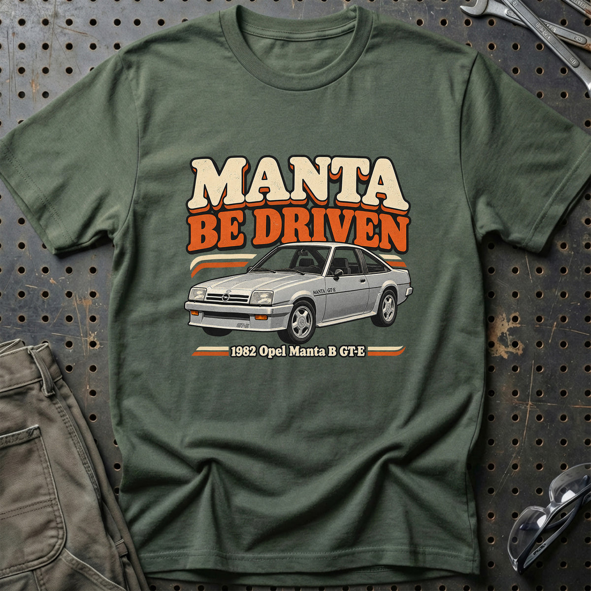 
Opel Manta B GT-E 1982 – Manta Be Driven T-Shirt – Grøn Militær