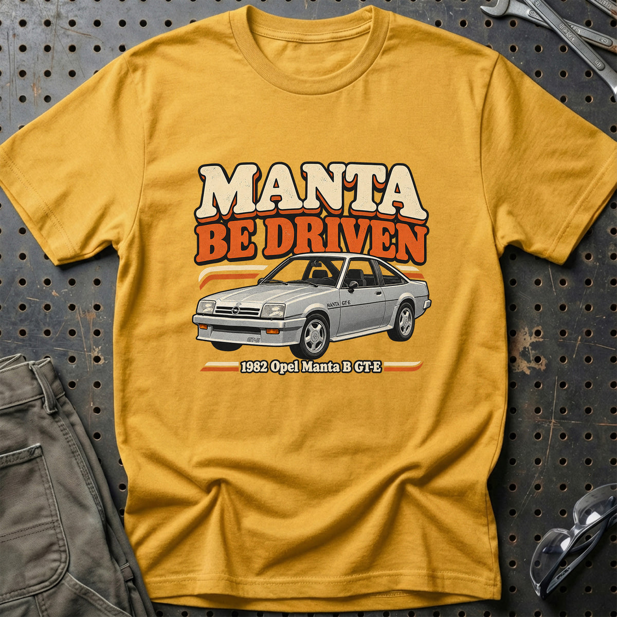 
Opel Manta B GT-E 1982 – Manta Be Driven T-Shirt – Guld
