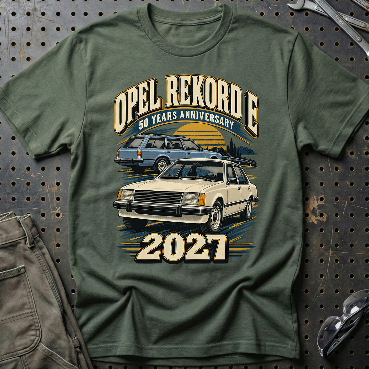 
Opel Rekord E – 50 Years Anniversary 2027 T-Shirt – Grøn Militær
