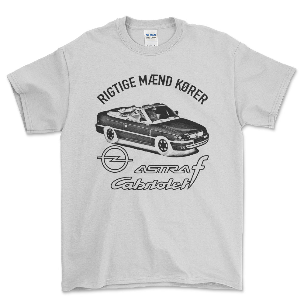 Opel - Rigtige Mænd Kører Opel Astra F Cabrio Unisex T-Shirt , Bomuld-Beklædning-Opel-Hvid-S-Forside-Garage Culture Shop- garage - man cave - merchandise