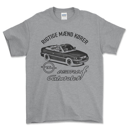 Opel - Rigtige Mænd Kører Opel Astra F Cabrio Unisex T-Shirt , Bomuld-Beklædning-Opel-Grå Sport-S-Forside-Garage Culture Shop- garage - man cave - merchandise