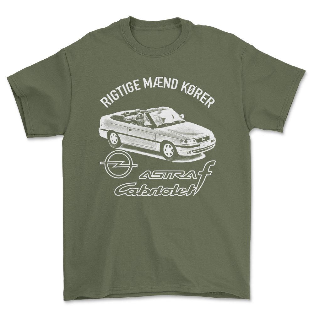 Opel - Rigtige Mænd Kører Opel Astra F Cabrio Unisex T-Shirt , Bomuld-Beklædning-Opel-Grøn Militær-S-Forside-Garage Culture Shop- garage - man cave - merchandise
