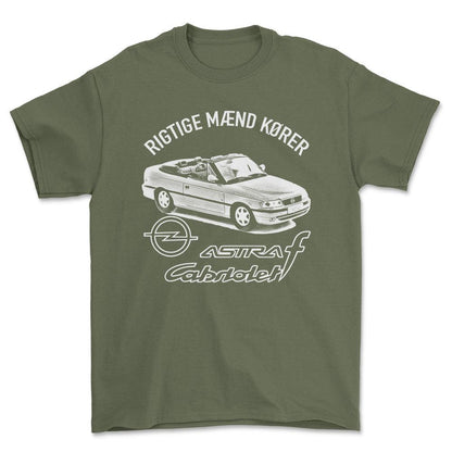 Opel - Rigtige Mænd Kører Opel Astra F Cabrio Unisex T-Shirt , Bomuld-Beklædning-Opel-Grøn Militær-S-Forside-Garage Culture Shop- garage - man cave - merchandise