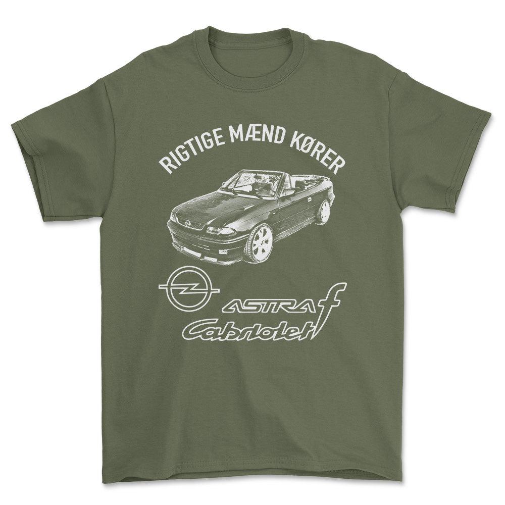 Opel - Rigtige Mænd Kører Opel Astra F Cabrio Unisex T-Shirt , Bomuld-Beklædning-Opel-Grøn Militær-S-Forside-Garage Culture Shop- garage - man cave - merchandise