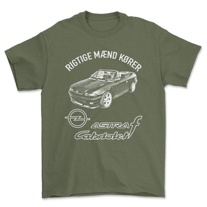 Opel - Rigtige Mænd Kører Opel Astra F Cabrio Unisex T-Shirt , Bomuld-Beklædning-Opel-Grøn Militær-S-Forside-Garage Culture Shop- garage - man cave - merchandise
