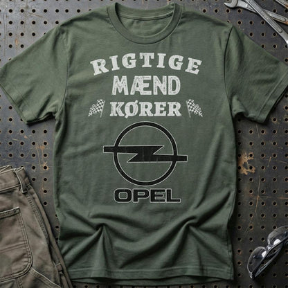 Opel Rigtige Mænd Kører - Unisex T-Shirt , Bomuld-Beklædning-Opel-Grøn Militær-S-Garage Culture Shop- garage - man cave - merchandise
