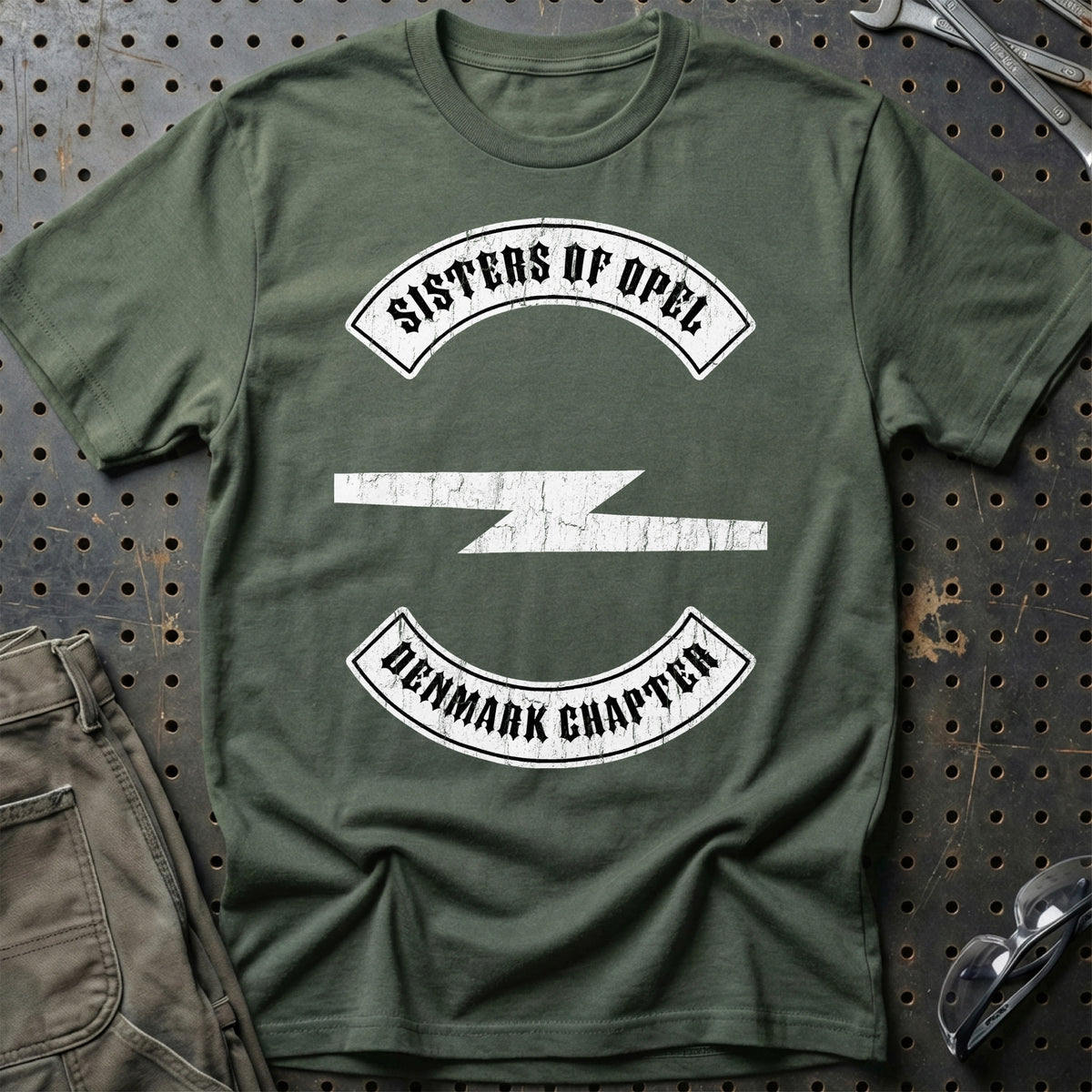 
Opel Sisters Of Opel Denmark Chapter Unisex T-Shirt – Grøn Militær – print foran