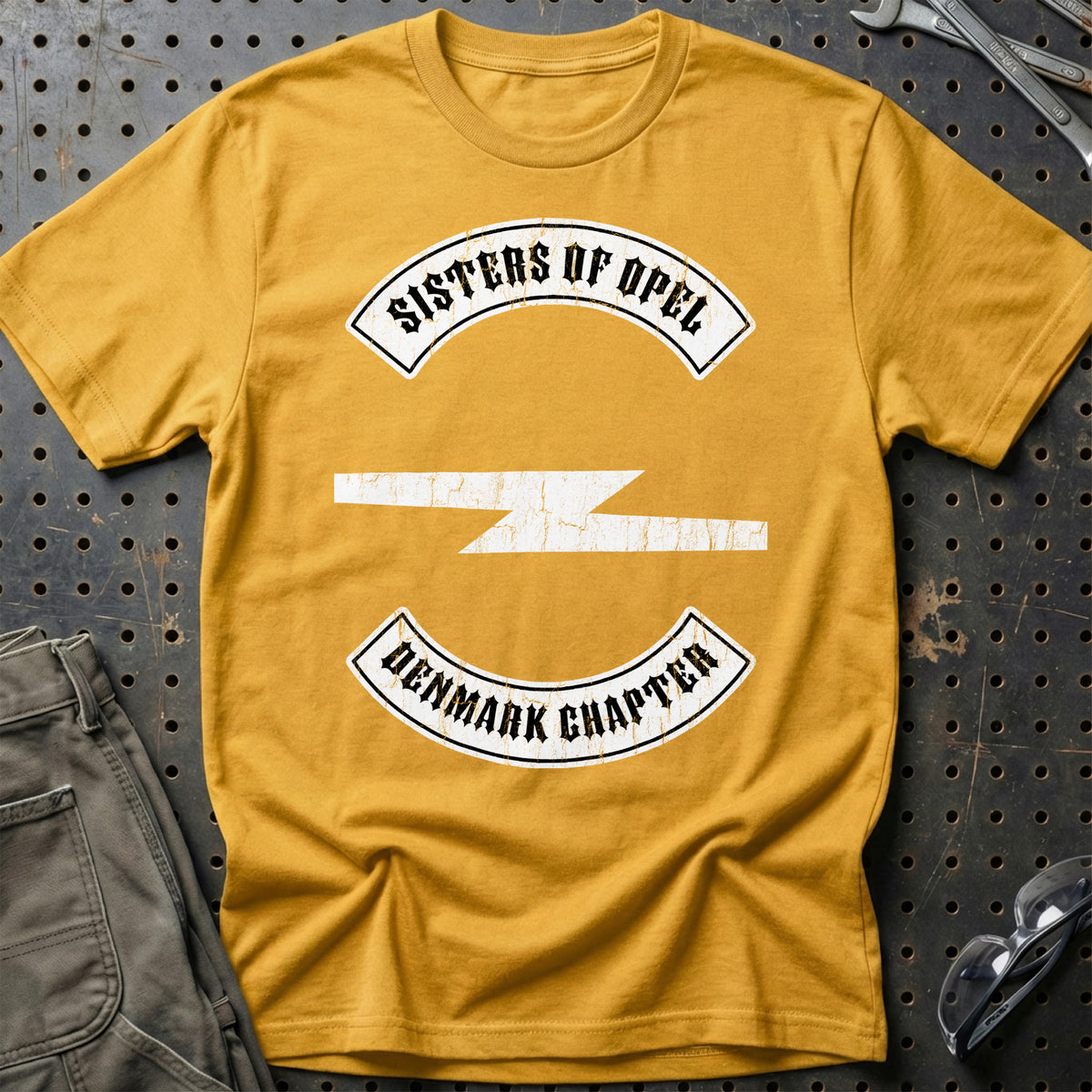 
Opel Sisters Of Opel Denmark Chapter Unisex T-Shirt – Guld – print foran