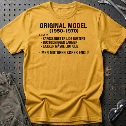 Original Model – Gammel Men Driftssikker - Unisex T-Shirt , Bomuld-Beklædning-Garage Culture-Guld-S-Garage Culture Shop- garage - man cave - merchandise