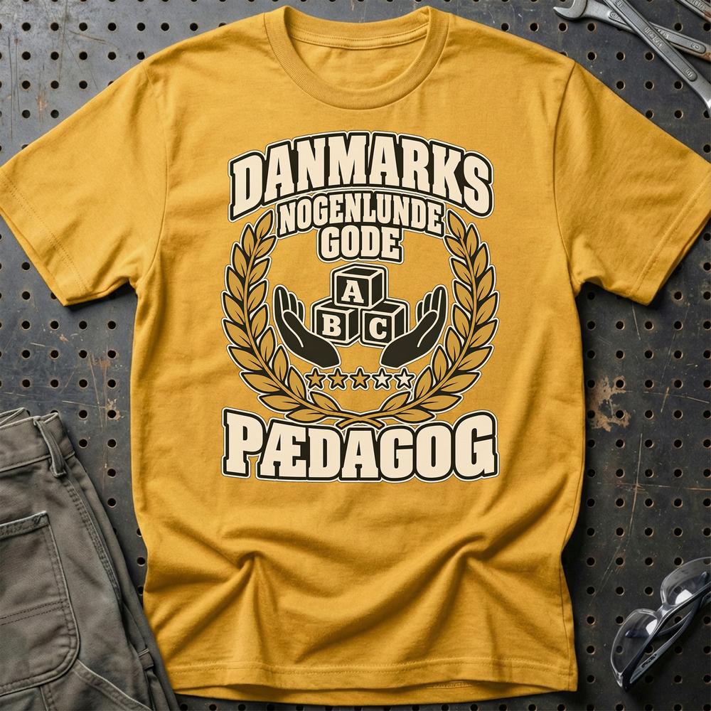 
Produktbillede af Pædagog – Danmarks Nogenlunde Gode T-Shirt