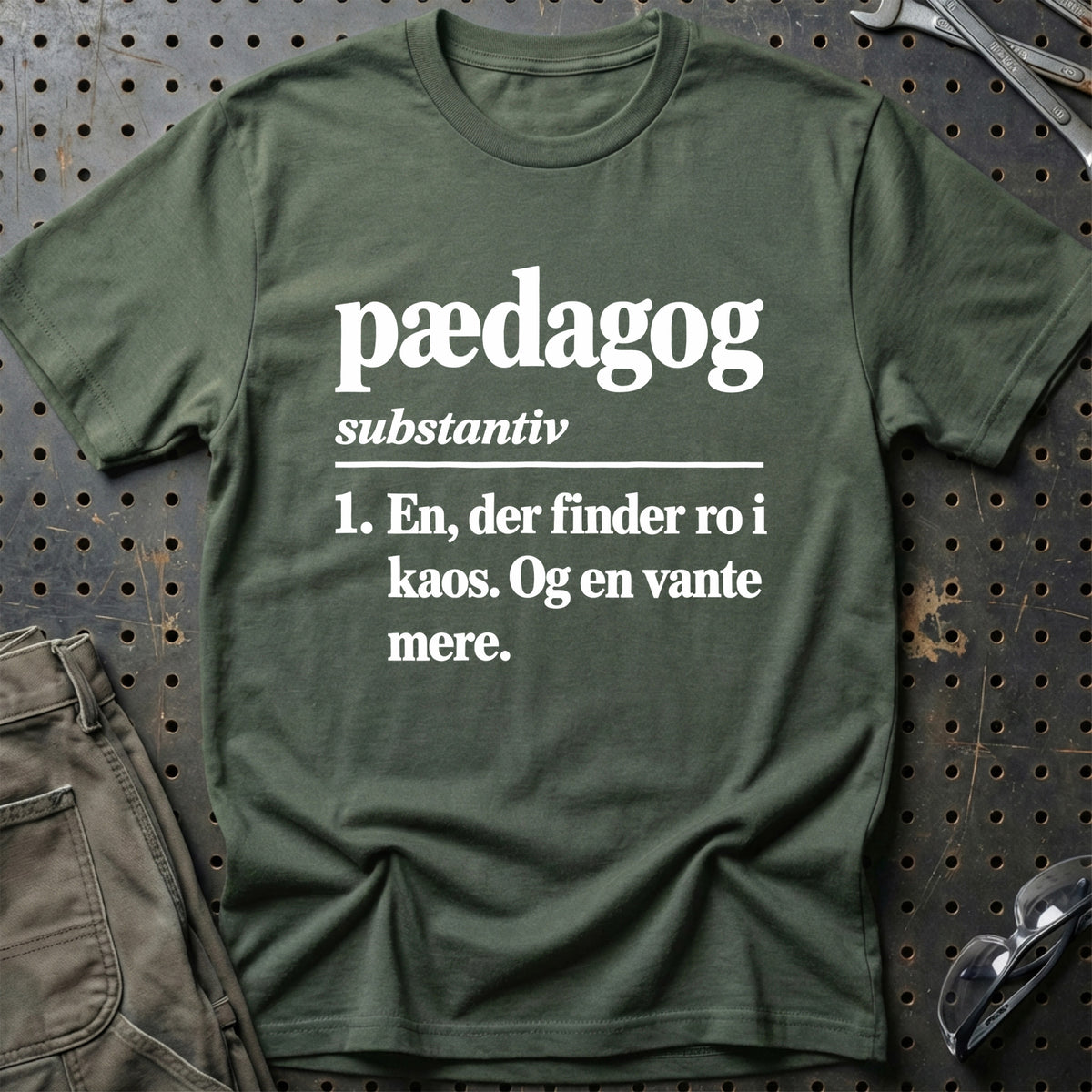 
Pædagog – Definition T-Shirt – Grøn Militær