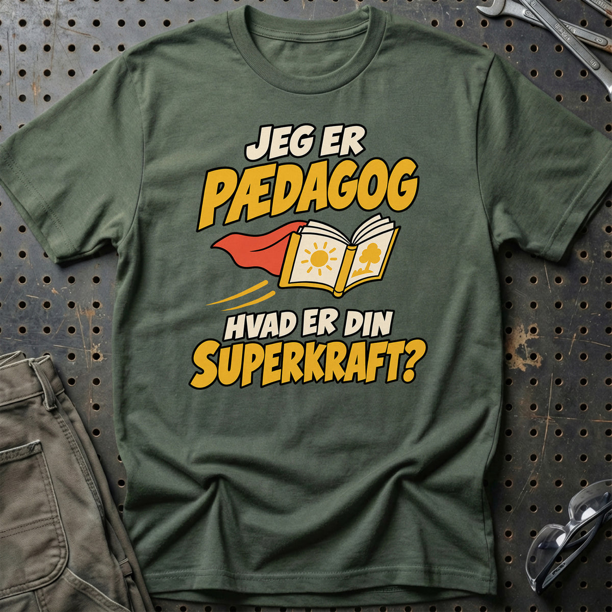 
Pædagog – Hvad er din superkraft? – Unisex T-Shirt – Grøn Militær
