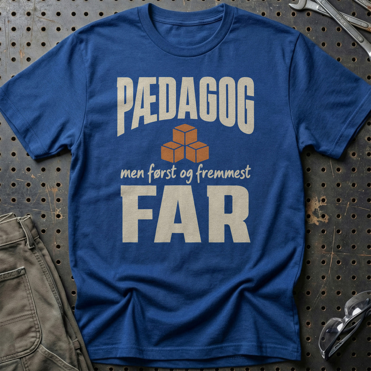 
Produktbillede af Pædagog – Men Først Og Fremmest Far T-Shirt