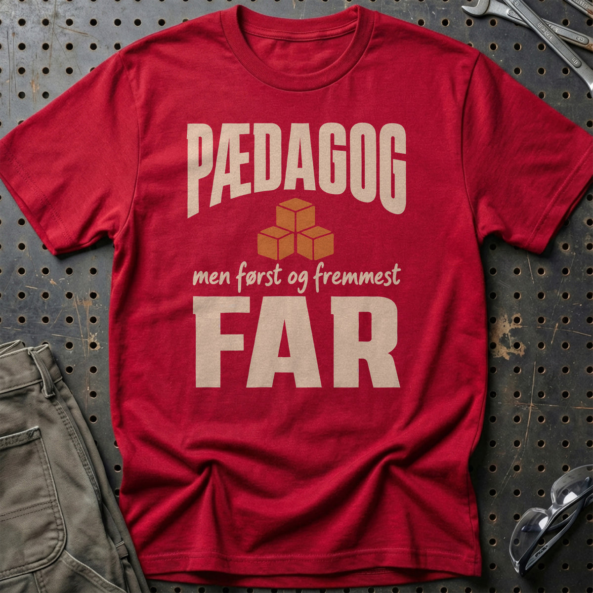 
Produktbillede af Pædagog – Men Først Og Fremmest Far T-Shirt