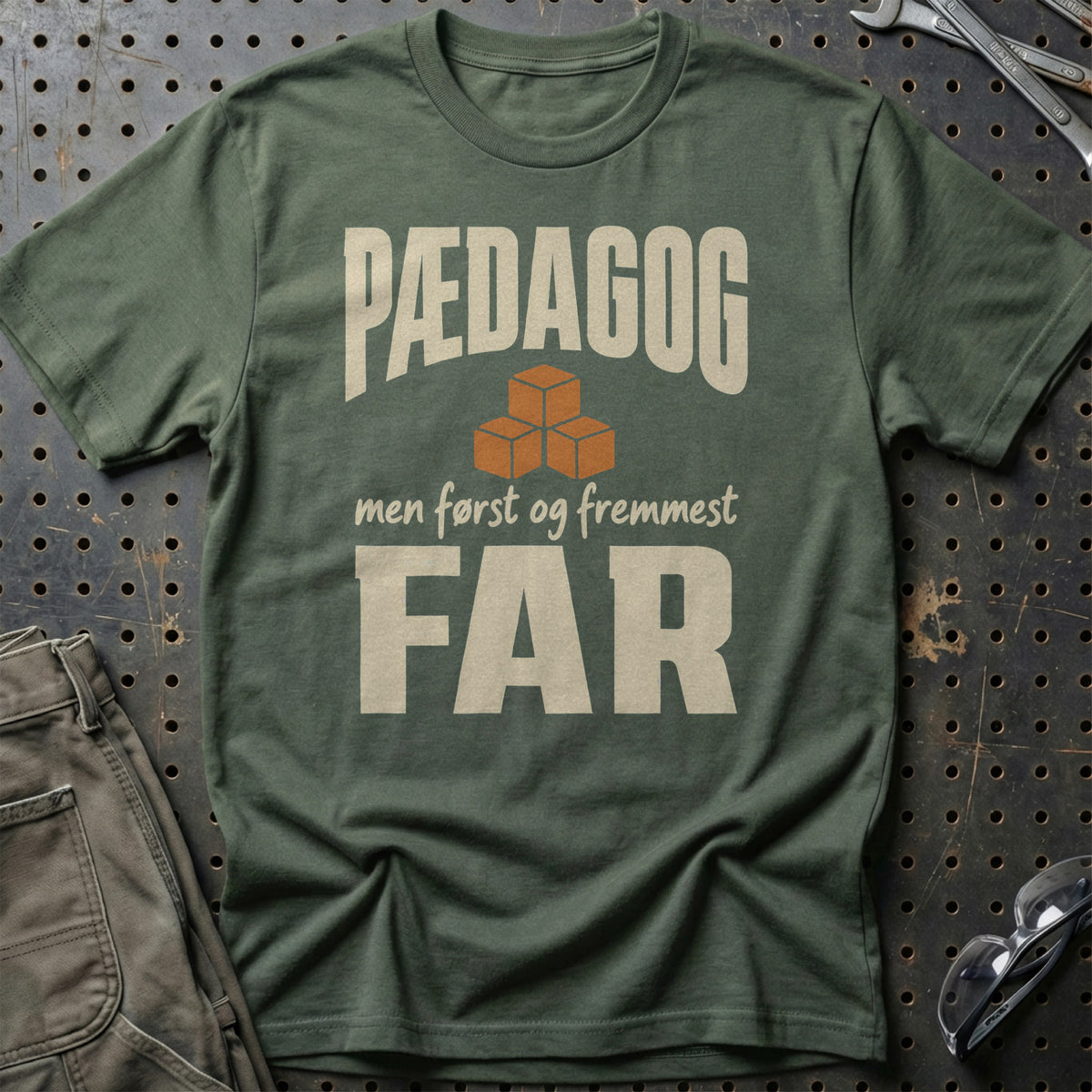 
Produktbillede af Pædagog – Men Først Og Fremmest Far T-Shirt