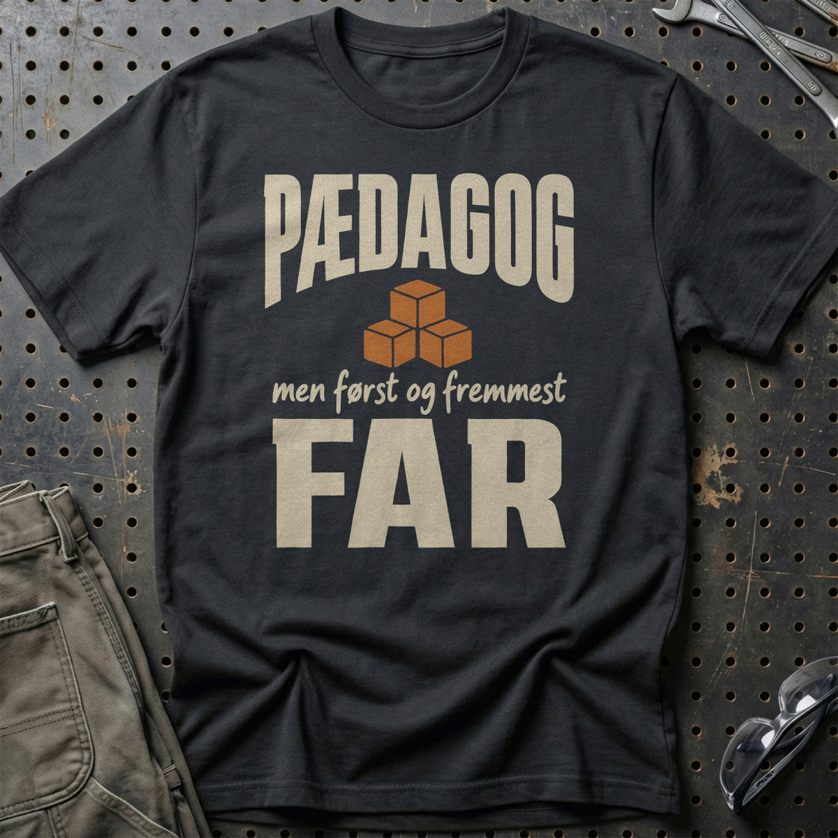 
Produktbillede af Pædagog – Men Først Og Fremmest Far T-Shirt