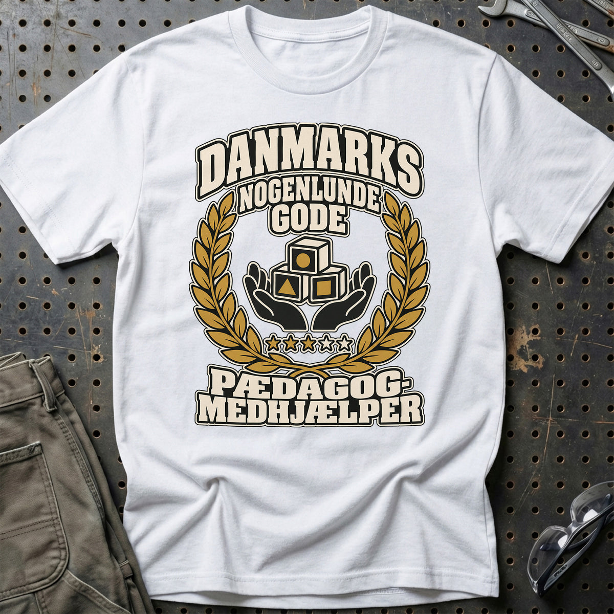 
Pædagogmedhjælper – Danmarks Nogenlunde Gode T-Shirt – Hvid