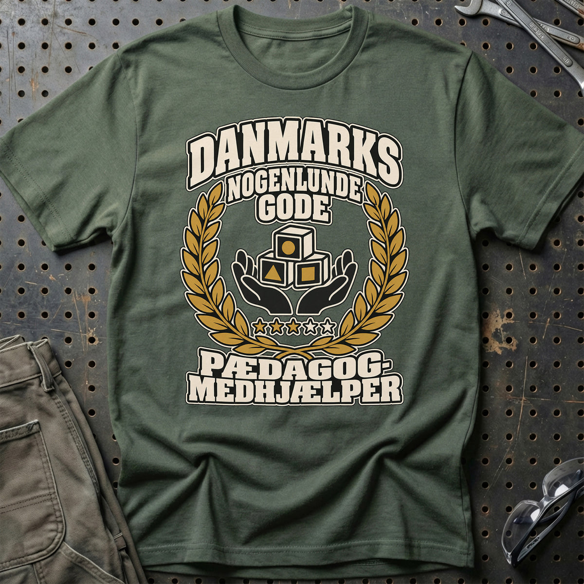 
Pædagogmedhjælper – Danmarks Nogenlunde Gode T-Shirt – Grøn Militær