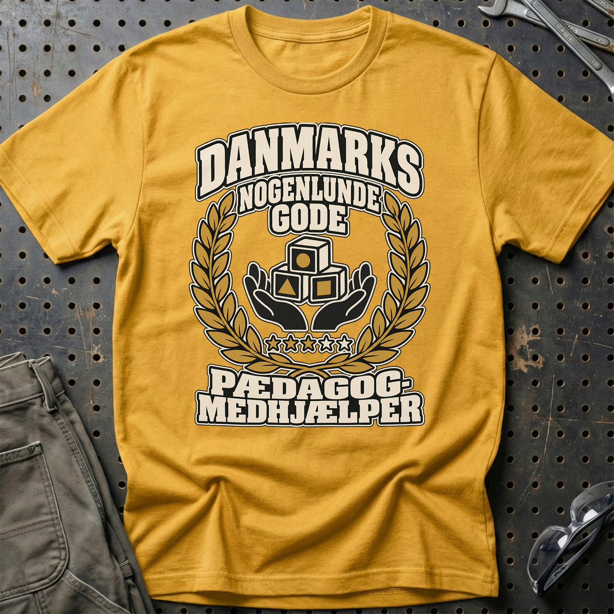 
Pædagogmedhjælper – Danmarks Nogenlunde Gode T-Shirt – Guld