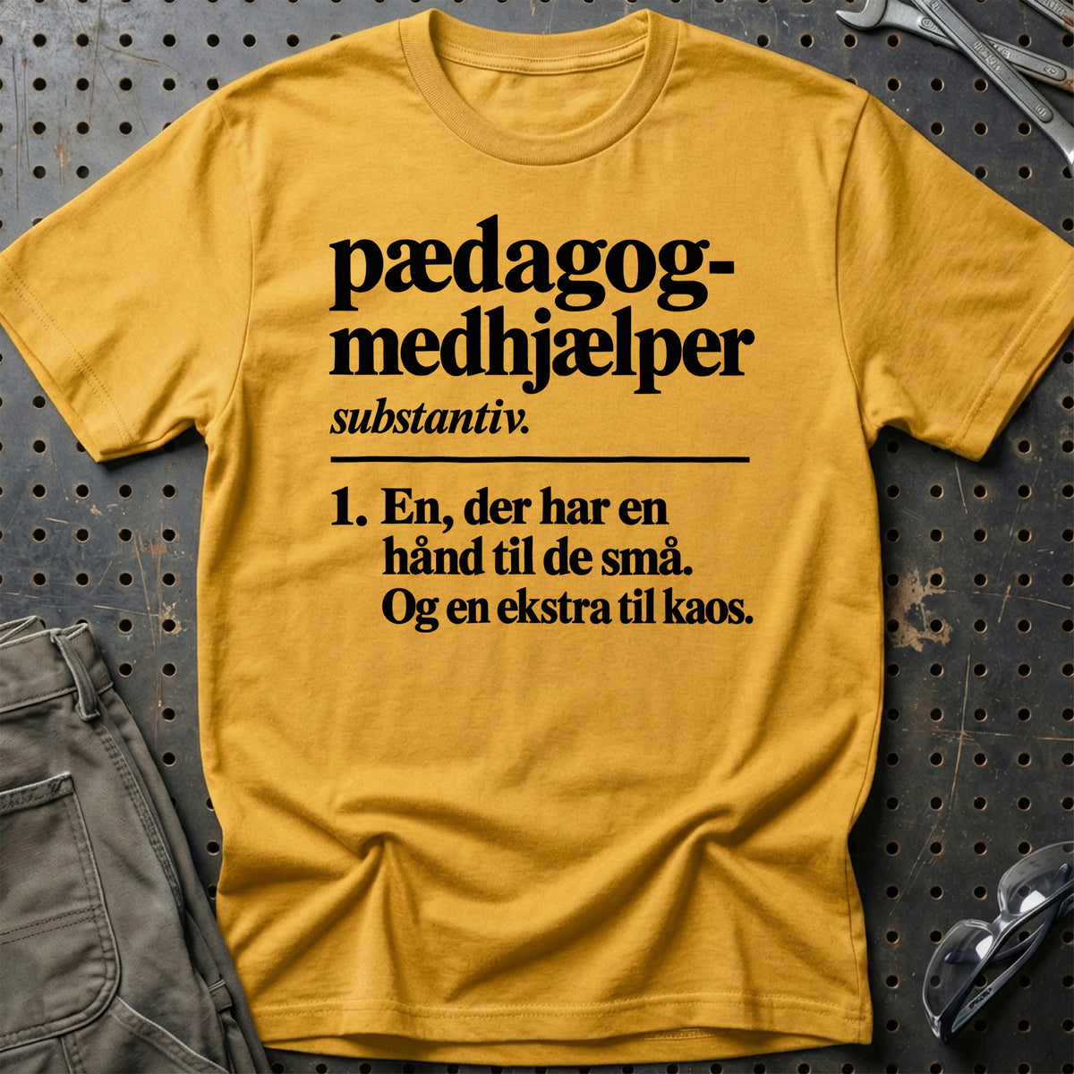 
Pædagogmedhjælper – Definition T-Shirt – Guld