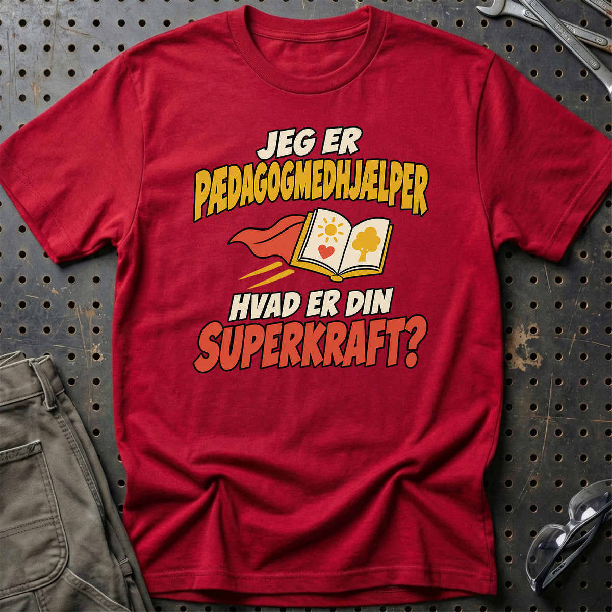 
Pædagogmedhjælper – Hvad er din superkraft? – Unisex T-Shirt – Rød