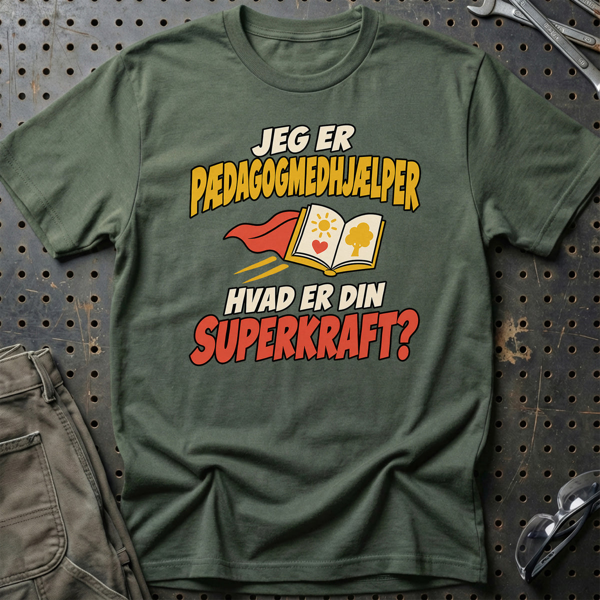 
Pædagogmedhjælper – Hvad er din superkraft? – Unisex T-Shirt – Grøn Militær