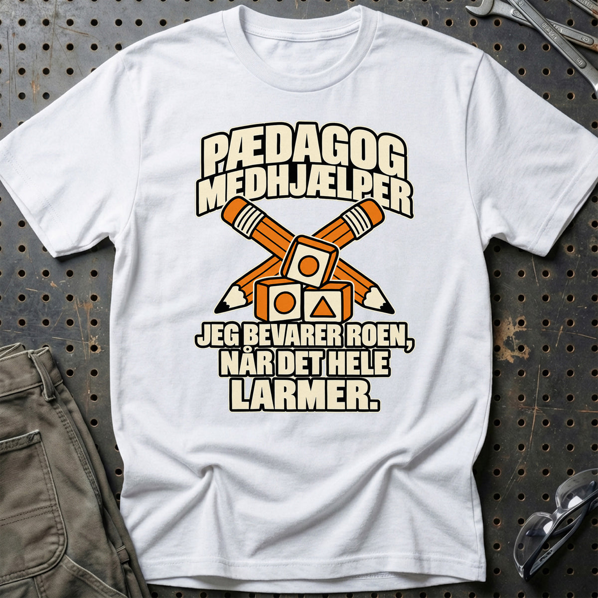 
Pædagogmedhjælper – Jeg Bevarer Roen, Når Det Hele Larmer T-Shirt – Hvid