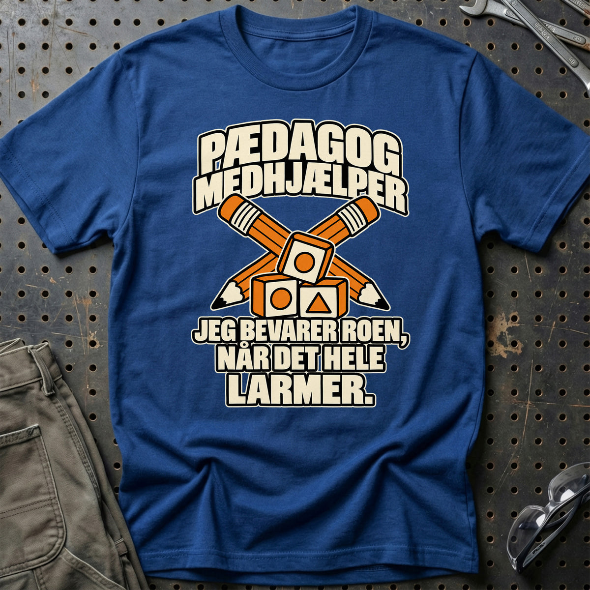 
Pædagogmedhjælper – Jeg Bevarer Roen, Når Det Hele Larmer T-Shirt – Blå Royal