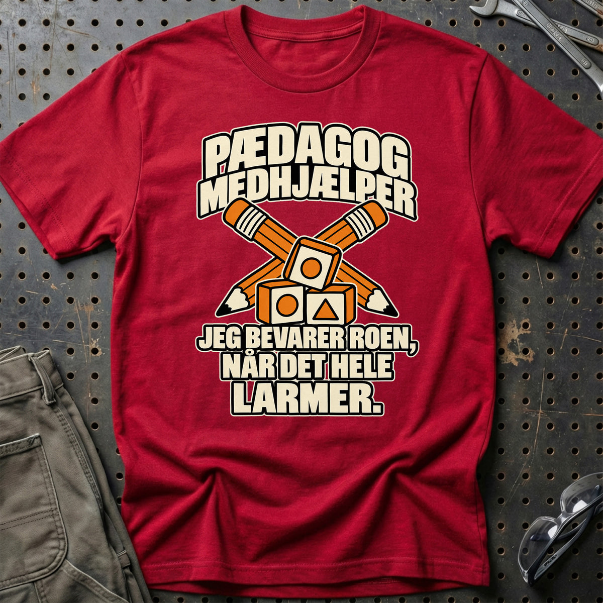 
Pædagogmedhjælper – Jeg Bevarer Roen, Når Det Hele Larmer T-Shirt – Rød