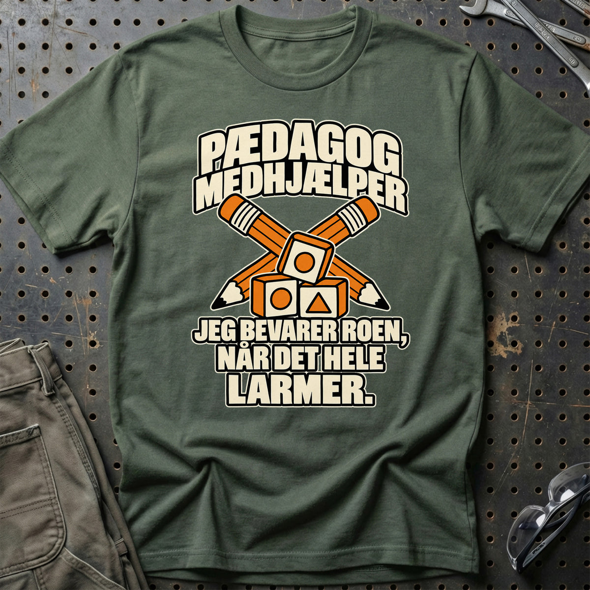 
Pædagogmedhjælper – Jeg Bevarer Roen, Når Det Hele Larmer T-Shirt – Grøn Militær