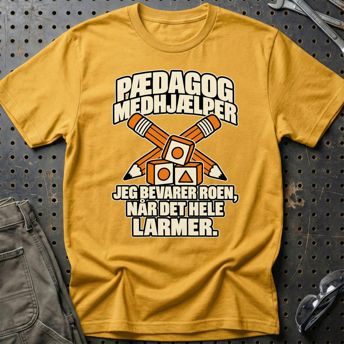 
Pædagogmedhjælper – Jeg Bevarer Roen, Når Det Hele Larmer T-Shirt – Guld