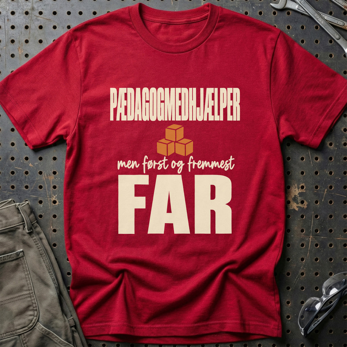 
Pædagogmedhjælper – Men Først og Fremmest Far T-Shirt – Rød