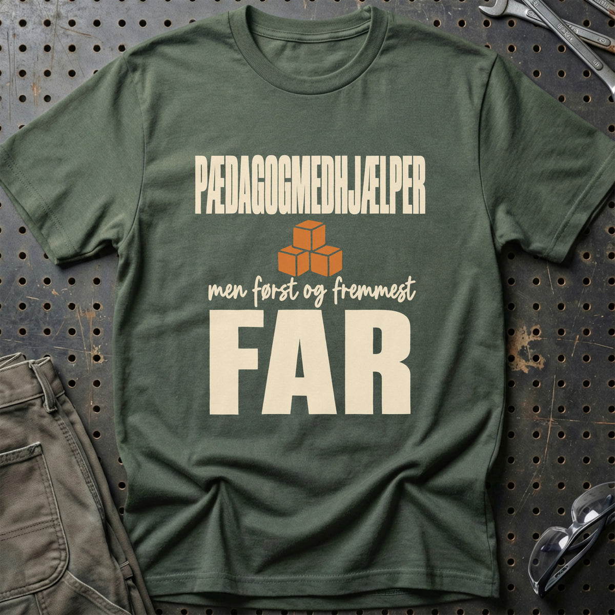
Pædagogmedhjælper – Men Først og Fremmest Far T-Shirt – Grøn Militær