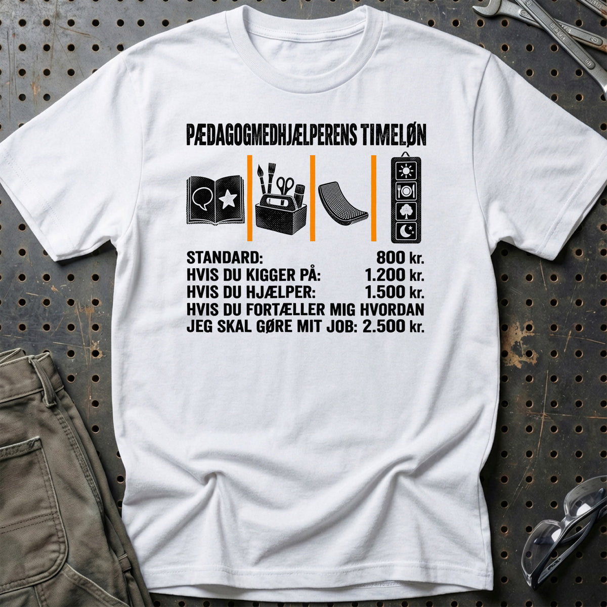 
Pædagogmedhjælperens Timeløn T-Shirt – Hvid
