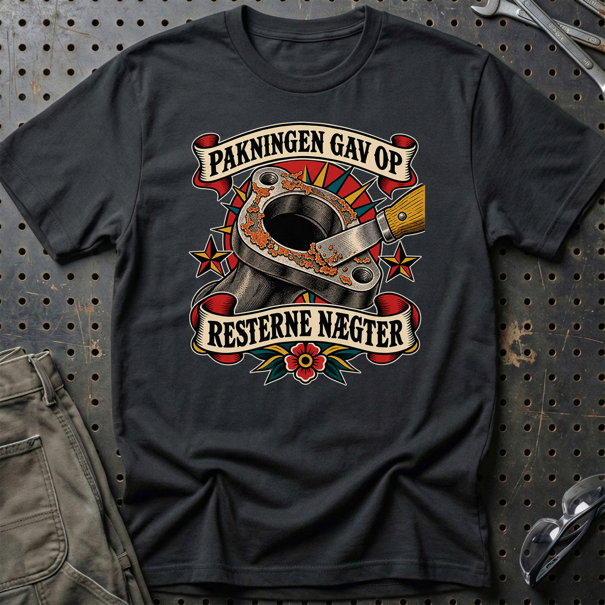 
Pakningen gav op – Resterne nægter – Unisex T-Shirt – Sort