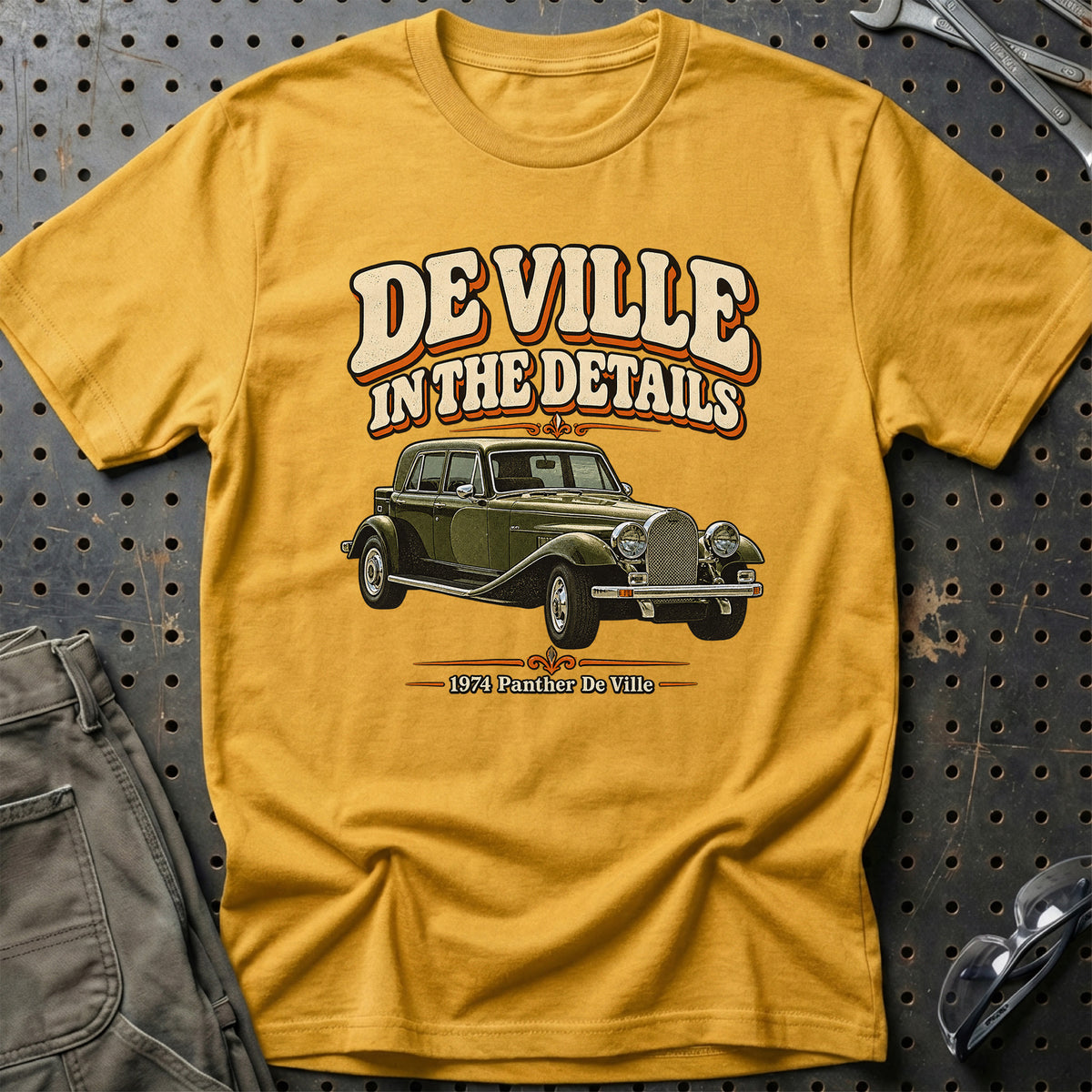 
Panther De Ville 1974 – De Ville in the Details T-Shirt – Guld