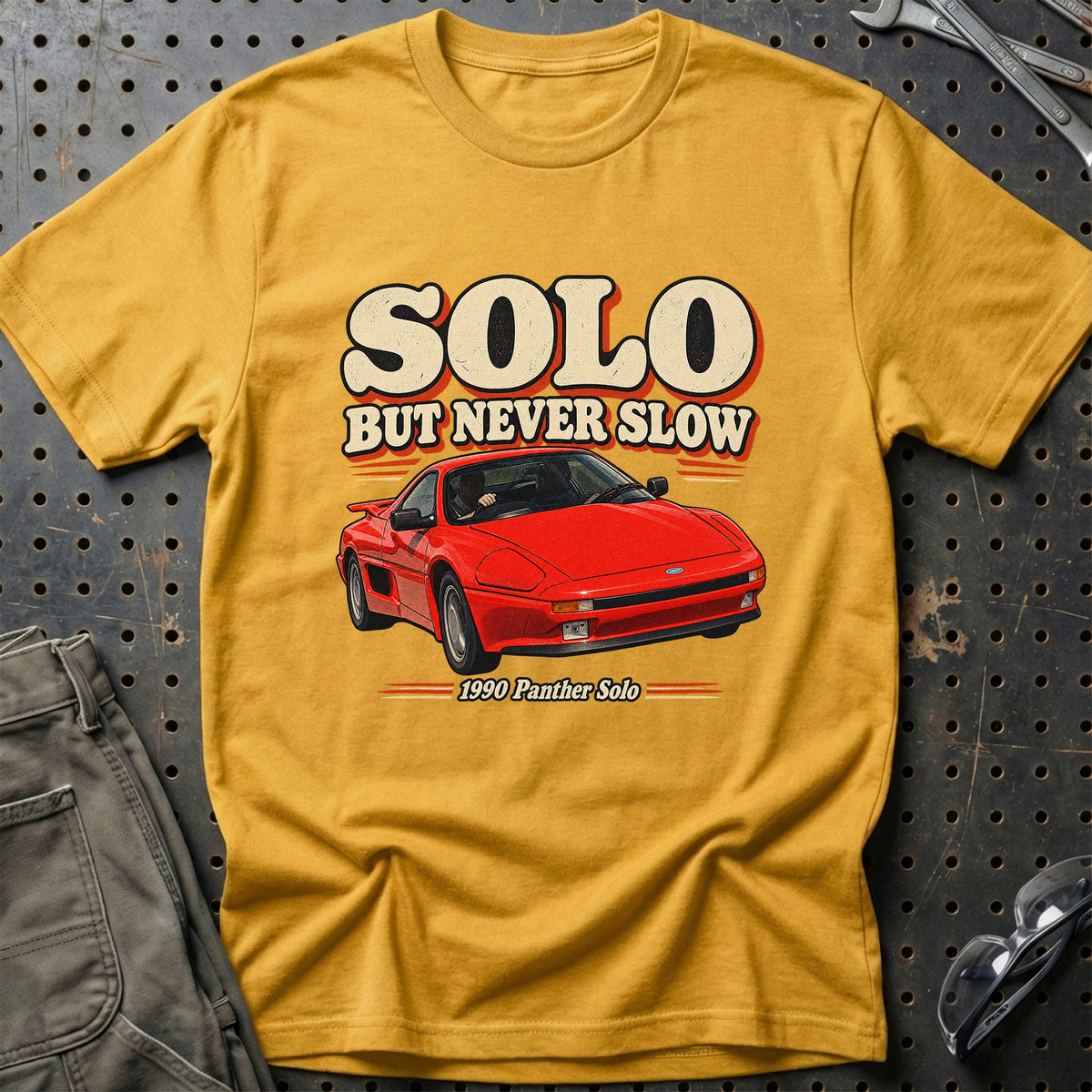 
Panther Solo 1990 – Solo But Never Slow T-Shirt – Guld