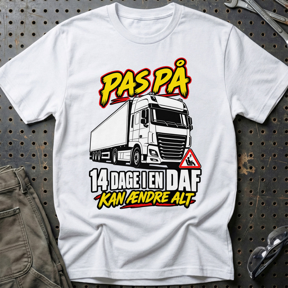 
Produktbillede af Pas På – 14 Dage I En DAF – Kan Ændre Alt T-Shirt
