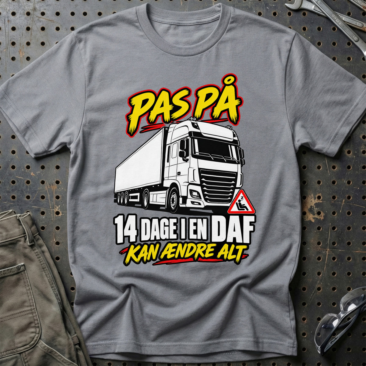 
Produktbillede af Pas På – 14 Dage I En DAF – Kan Ændre Alt T-Shirt