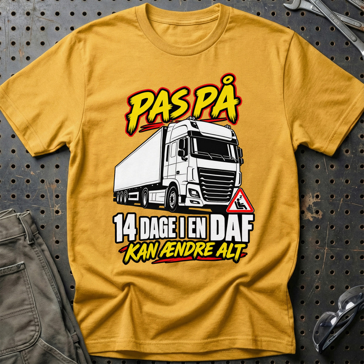 
Produktbillede af Pas På – 14 Dage I En DAF – Kan Ændre Alt T-Shirt