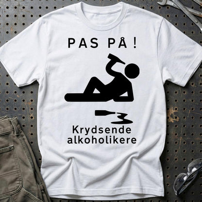Pas På Krydsende Alkoholikere - Unisex T-Shirt , Bomuld-Beklædning-Garage Culture-Hvid-S-Garage Culture Shop- garage - man cave - merchandise