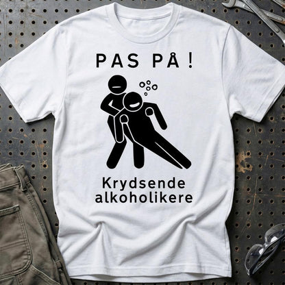 Pas På Krydsende Alkoholikere - Unisex T-Shirt , Bomuld-Beklædning-Garage Culture-Hvid-S-Garage Culture Shop- garage - man cave - merchandise