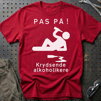 Pas På Krydsende Alkoholikere - Unisex T-Shirt , Bomuld-Beklædning-Garage Culture-Rød-S-Garage Culture Shop- garage - man cave - merchandise