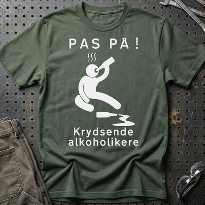Pas På Krydsende Alkoholikere - Unisex T-Shirt , Bomuld-Beklædning-Garage Culture-Grøn Militær-S-Garage Culture Shop- garage - man cave - merchandise
