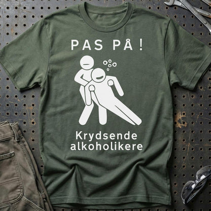 Pas På Krydsende Alkoholikere - Unisex T-Shirt , Bomuld-Beklædning-Garage Culture-Grøn Militær-S-Garage Culture Shop- garage - man cave - merchandise